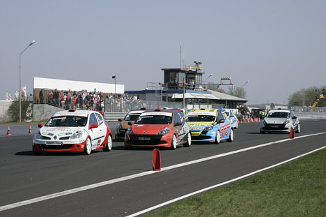 Michael Christensen (1) og Jacob Christensen (2) var i kamp ved første afdeling af Tegee-Dan Clio Cup.
